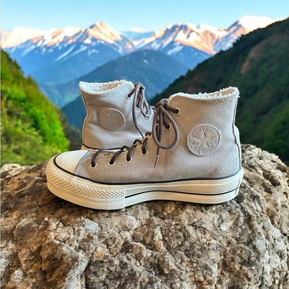 Converse Chuck Taylor High Platform Suede and Sherpa Sneaker. Wolf Gray. - Picture 13 of 13